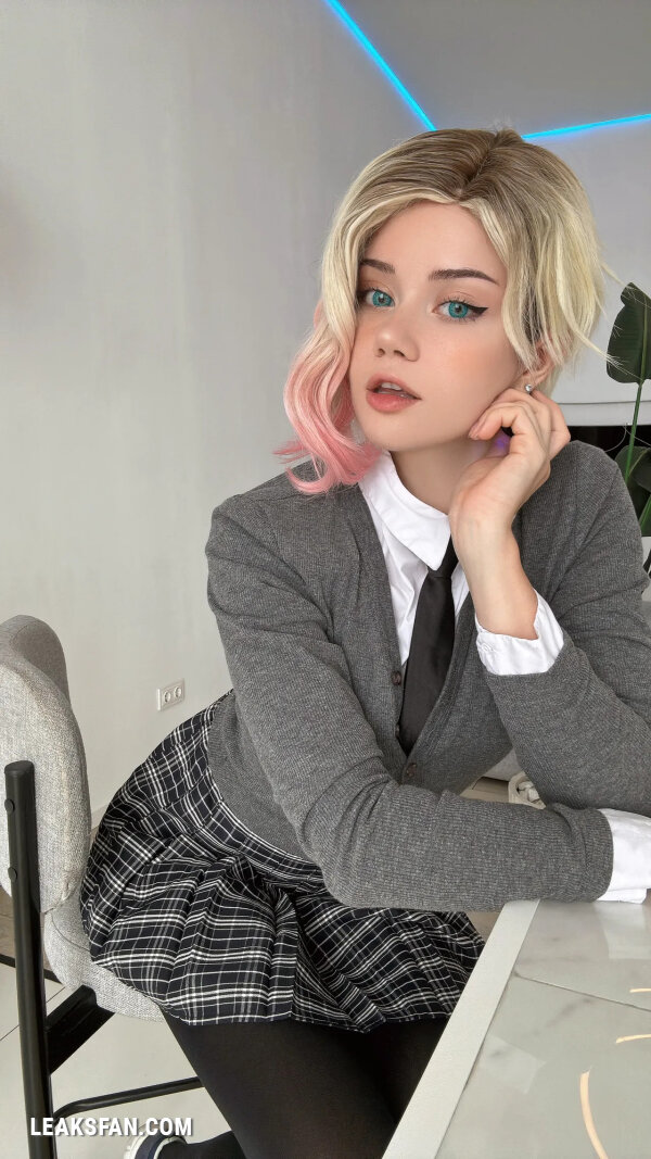 Anastasia Komori - Gwen - 25