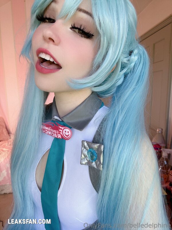 Belle Delphine ----------------- Hatsune Miku - 0