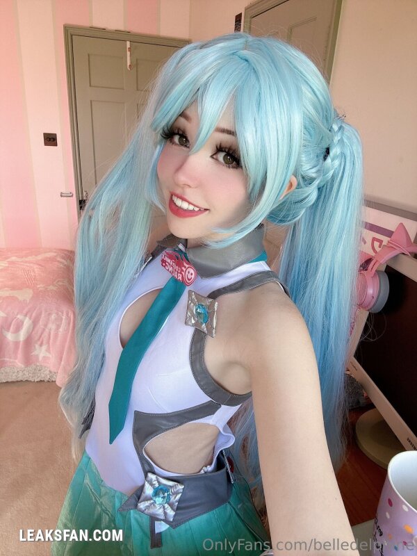 Belle Delphine ----------------- Hatsune Miku - 1