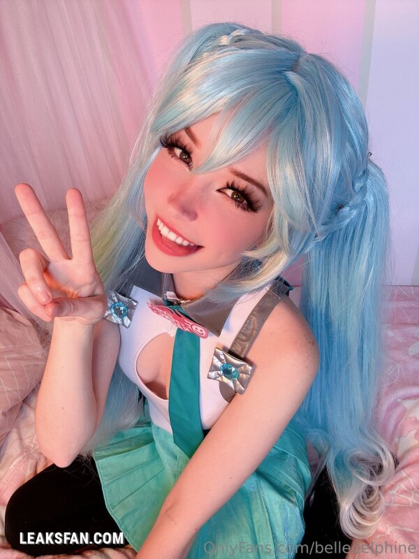 Belle Delphine ----------------- Hatsune Miku - 0