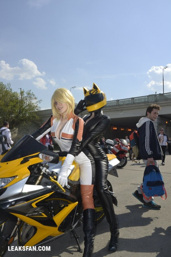 Oniksiya Sofinikum and Mikan as Celty &amp;amp; Vorona from Durarara! - 2