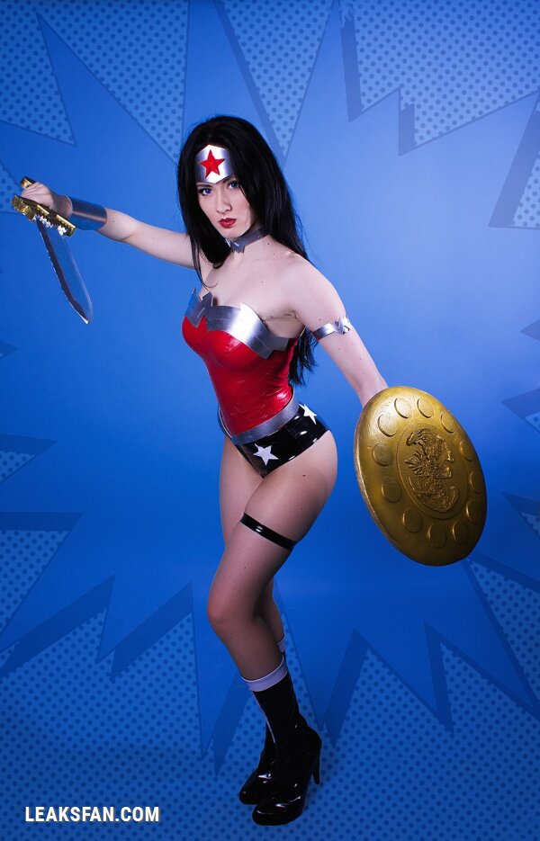 Oniksiya Sofinikum is Wonder Woman - 1